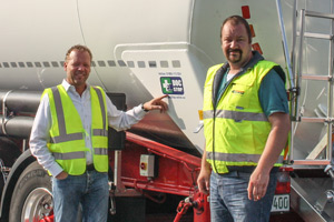 Geschäftsführer Jürgen Greiwing (l.) und Fahrertrainer Ralf Möller freuen sich, dass GREIWING durch die Förderung des Vereins DocStop einen Beitrag zur Verkehrssicherheit leisten kann