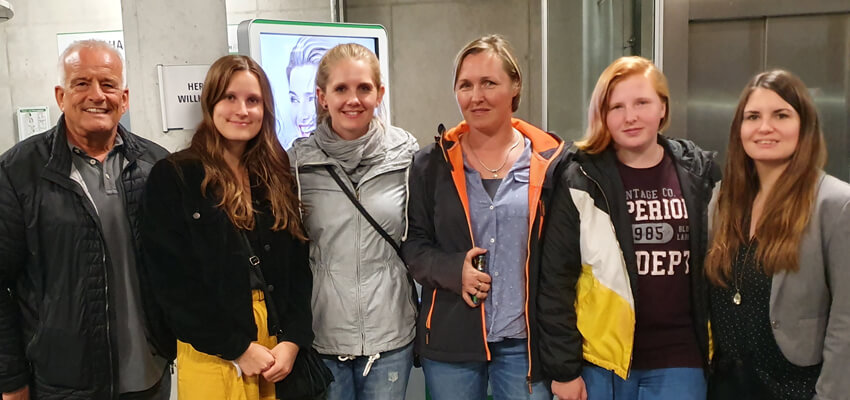V.l.n.r.: Eberhard Göhrum (Herausgeber Autohof Guide), Carmen Gier (ipr werbeagentur), Ann-Chathrin Krause (Semperit), Melanie Ridder (Gewinnerin), Lisa Ridder (Gewinnerin), Annika Berressem (ipr werbeagentur)