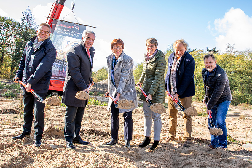 Erster Spatenstich – TOTAL baut neuen Autohof in Ferch (v.l.n.r.: Thomas Strauß, Direktor Tankstellen TOTAL Deutschland GmbH; Bruno Daude-Lagrave, Geschäftsführer TOTAL Deutschland GmbH; Kathrin Schneider, Ministerin für Infrastruktur und Landesplanung Brandenburg; Kerstin Hoppe, Bürgermeisterin Gemeinde Schwielowsee; Thomas Schielicke, Geschäftsführer SCHILICKE-BAU Unternehmensgruppe; Roland Büchner, Ortsvorsteher Ferch) Erster Spatenstich – TOTAL baut neuen Autohof in Ferch (v.l.n.r.: Thomas Strauß, Direktor Tankstellen TOTAL Deutschland GmbH; Bruno Daude-Lagrave, Geschäftsführer TOTAL Deutschland GmbH; Kathrin Schneider, Ministerin für Infrastruktur und Landesplanung Brandenburg; Kerstin Hoppe, Bürgermeisterin Gemeinde Schwielowsee; Thomas Schielicke, Geschäftsführer SCHILICKE-BAU Unternehmensgruppe; Roland Büchner, Ortsvorsteher Ferch)