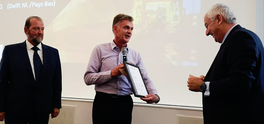 Didier Felice, VP Mittelmeerregion von TIP, erhält von George Wiessing und Rein de Vries von TAPA das PSR-Zertifikat der Stufe 1 Didier Felice, VP Mittelmeerregion von TIP, erhält von George Wiessing und Rein de Vries von TAPA das PSR-Zertifikat der Stufe 1