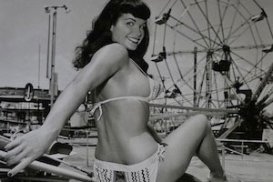 US-Pin-up-Girl Bettie Page 1954 im Funlandpark, Miami. Fotografiert wurde Page von Bunny Yeager, welche als Pin-up-Model den Bikini in den konservativen USA der 1950er Jahre etablierte. Bei der Fotoserie handelt es sich um die einzigen großformatig gedruckten Exemplare mit Originalsignatur von Bunny Yeager (1/1). Mit ihrer freizügigen Kleidung und ihrem unangepassten Verhalten waren Pin-up-Girls die Rebellinnen ihrer Zeit und Vorreiterinnen der sexuellen Revolution. © Bunny Yeager