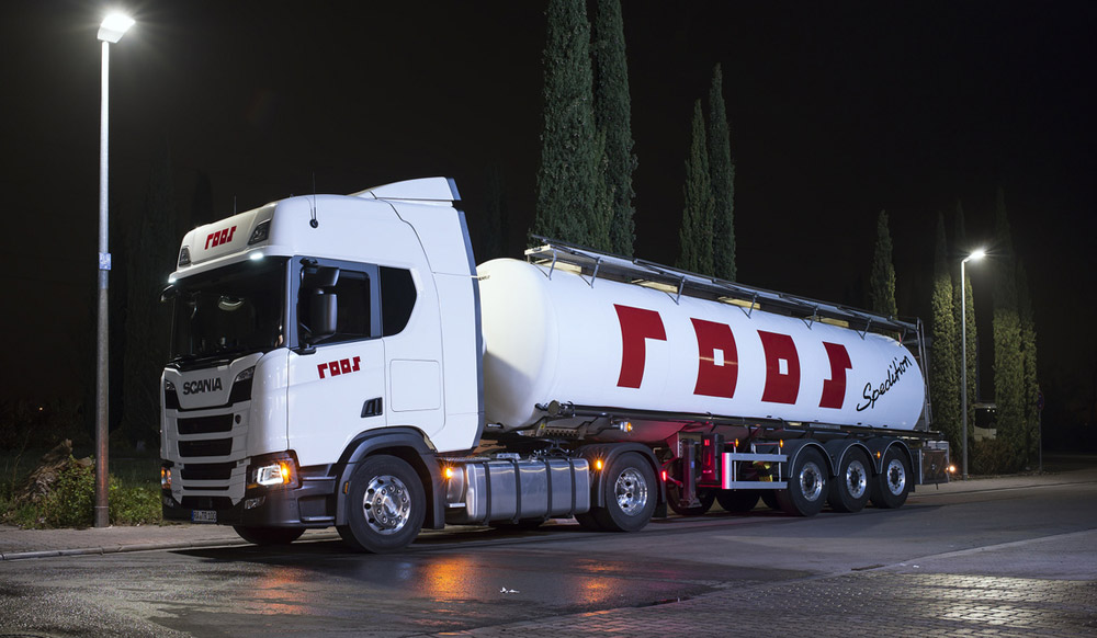 20 Jahre Partnerschaft: Michelin und Spedition Roos blicken auf fast 610 Millionen Kilometer zurück        Spezialist für Chemietransporte setzt seit 2000 auf maßgeschneiderte Kilometerverträge von Michelin Services & Solutions  Frankfurt, 03. Dezember 2020 – Enge und vertrauensvolle Partnerschaft seit 2000: Seit 20 Jahren setzt die bei Durmersheim ansässige Spedition Roos auf maßgeschneiderten Reifenservice von Michelin. Der Spezialist für internationale Transporte renommierter Chemiekonzerne verfügte zu Beginn der Kooperation über sieben Lkw, heute umfasst der Fuhrpark 260 Sattelzugmaschinen, sowie mehrere hundert Tanksattel-Auflieger, Tankcontainer und Containerchassis. Alle Fahrzeuge der Roos-Flotte fahren auf langlebigen und kraftstoffsparenden Reifen von MICHELIN. Die Sattelzugmaschinen sind mit der Dimension 315/70 R 22.5 und die Auflieger mit der Dimension 385/65 R 22.5 ausgestattet. Innerhalb von zwei Jahrzehnten hat die Tankzugflotte über 610 Millionen Kilometern auf Reifen von Michelin zurückgelegt.  Wichtiges Merkmal: Von Anfang an beschränkte sich die Zusammenarbeit von Spediteur und Reifenhersteller nicht auf das Reifengeschäft, sondern sie umfasste auch über die Laufzeit gültige Kilometerverträge mit transparenten Pauschalpreisen – zu dieser Zeit ein absolutes Novum in der Branche.   „Die langjährige Kooperation mit der Spedition Roos ist ein hervorragendes Beispiel, wie Michelin enge und vertrauensvolle Geschäftsbeziehungen lebt“, sagt Albrecht von Leonhardi, Commercial Director Michelin Services & Solutions Deutschland, Österreich, Schweiz wie auch geschäftsführender Direktor für die Schweiz. „Die Geschäftsführung des Spezialisten für Chemietransporte setzte als eines der ersten Unternehmen auf monatliche, konstante Raten auf Grundlage vorab festgelegter Kilometerpreise. Der große Vorteil: Statt zyklischer, großer Investitionen in neue Reifen konnte das Unternehmen die Kosten langfristig und transparent im Wartungsbudget einplanen“, so von Leonhardi weiter.  Lesen Sie die vollständige Pressemitteilung hier.  Weitere News finden Sie auf news.michelin.de.             Alle Fahrzeuge der Roos-Flotte fahren auf langlebigen und kraftstoffsparenden Reifen von MICHELIN. Die Sattelzugmaschinen sind mit der Dimension 315/70 R 22.5 und die Auflieger mit der Dimension 385/65 R 22.5 ausgestattet.