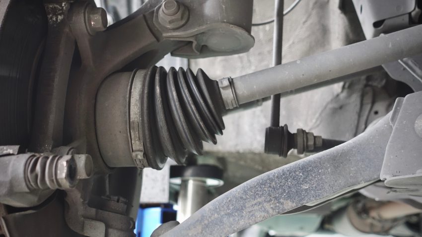 Antriebswelle und Gleichlaufgelenke beim Auto wechseln - Bild: © tpap8228 - stock.adobe.com