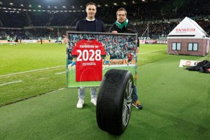  Marcus Mann (Sportdirektor, Hannover 96, links) zusammen mit Timo Röbbel (Leiter Marketing Reifen-Ersatzgeschäft Deutschland Continental, rechts). | Bild: © Continental AG Marcus Mann (Sportdirektor, Hannover 96, links) zusammen mit Timo Röbbel (Leiter Marketing Reifen-Ersatzgeschäft Deutschland Continental, rechts). | Bild: © Continental AG